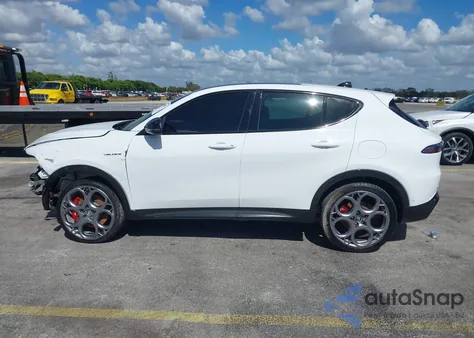 2024 Alfa Romeo Tonale Veloce z USA, uszkodzony, nr VIN ZASPATDW7R3051085